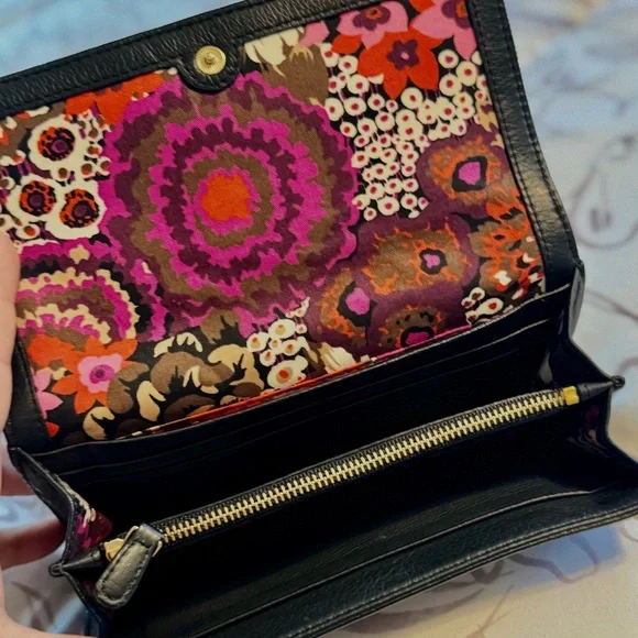 Vera Bradley Black Quilted Leather Women's Wallet with floral inside design - Picture 3 of 3